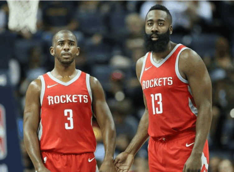 詹姆斯背后传球制造得分机会（詹姆斯背后妙传创造得分良机）