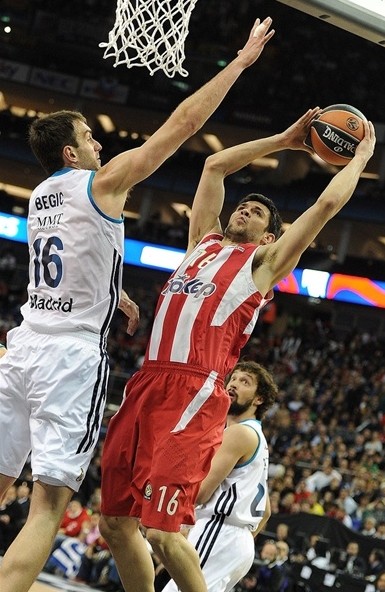 广厦逆转胜利展现韧性（广厦逆转告捷尽显韧劲）