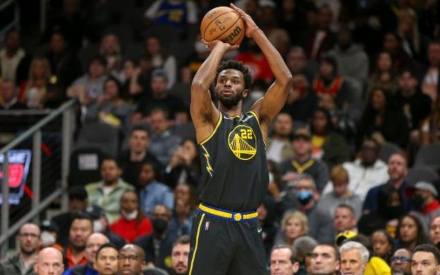 欧文突破防守连续得分（欧文强突防线连连得手）