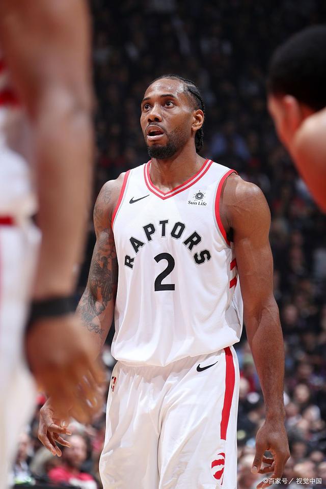 埃杜在高铁站被围满，合同今年到期，他说明年也希望在深圳（埃杜高铁站遭粉丝围堵，合同今年到期：称明年仍盼留在深圳）