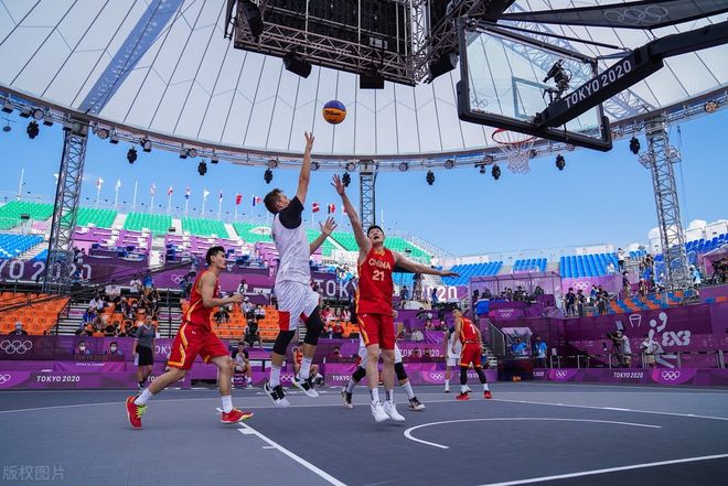 廉颇老矣？四旬老汉詹姆斯半场9投2中，仅得4分2板2助攻（岁月不饶人？四旬詹姆斯半场命中率低迷，9投2中仅取4分2板2助）